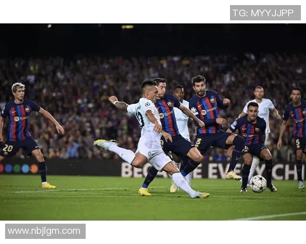 巅峰巴萨与米兰王朝的对决：足球历史上的传奇交锋与荣耀传承